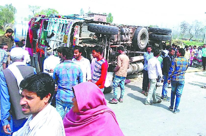 One truck collapsed in Kailkheda, one killed, 27 wounded