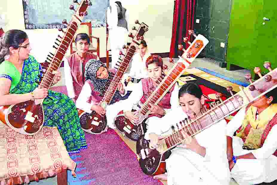 muslim daughter like music