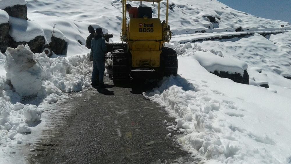   Badrinath highway closed due to snowfall