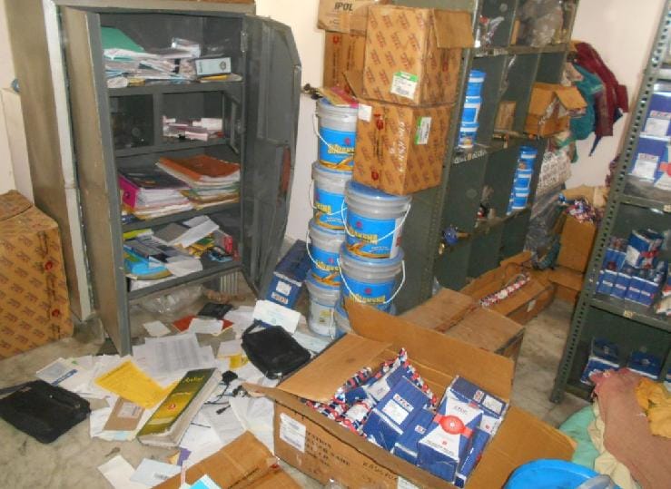 Millions of theft by breaking the lock of the garage shutter