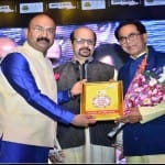 अमर उजाला की ओर से आयोजित बसंत उत्सव में अशोक चक्रधर को स्मृति चिह्न देते हुए जीएलए विवि के सेक्रेटरी व कोषाध्यक्ष नीरज अग्रवाल, अमर उजाला के डायरेक्टर प्रबल घोषाल