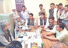 mil afsaron ka gherao