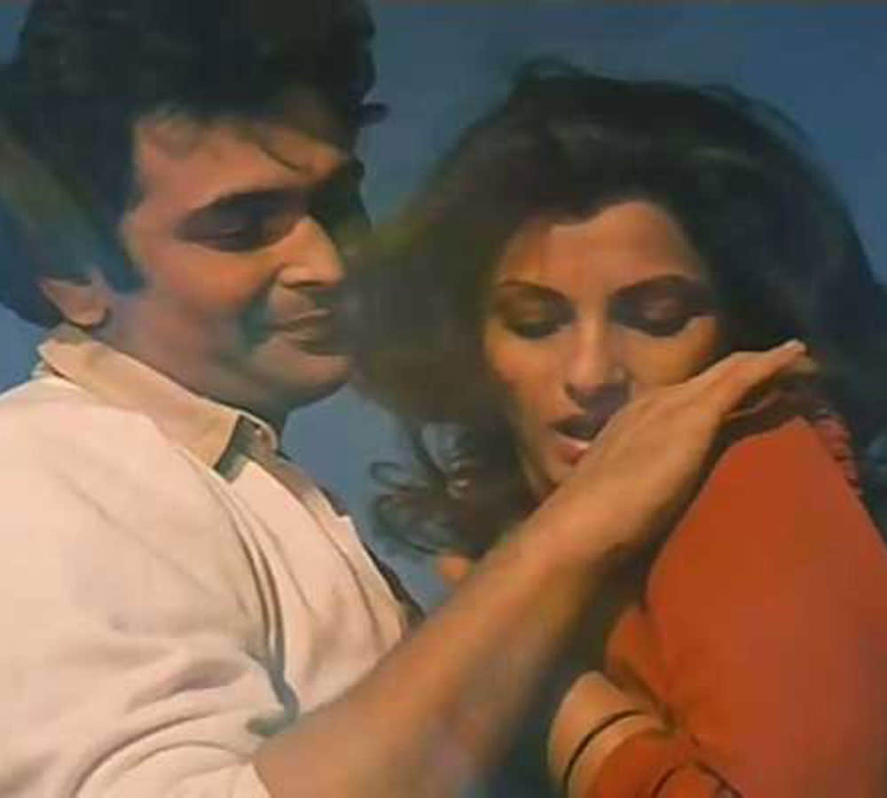 dimple kapadia wardrobe malfunction in film sagar