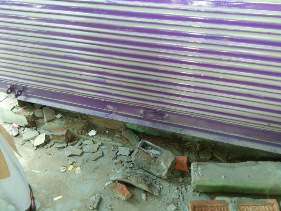 Loot of millions in the Shutter Cutting Mobile Shop