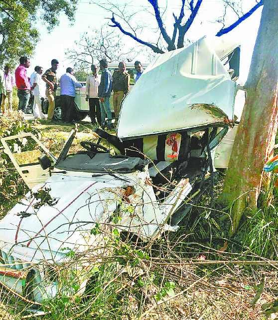 SUV carrying question paper collides with tree, worker killed