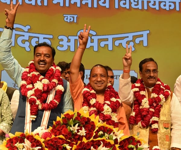  yogi adityanath talks to media.