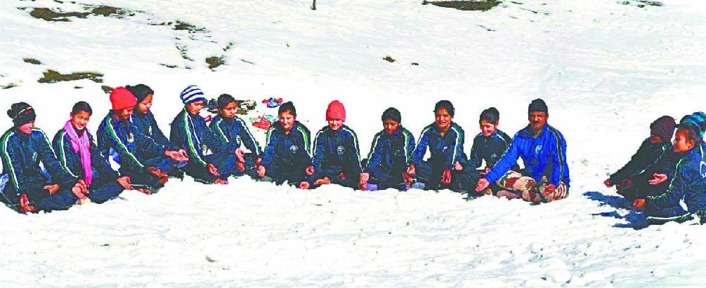 The practice of yoga students in the snow