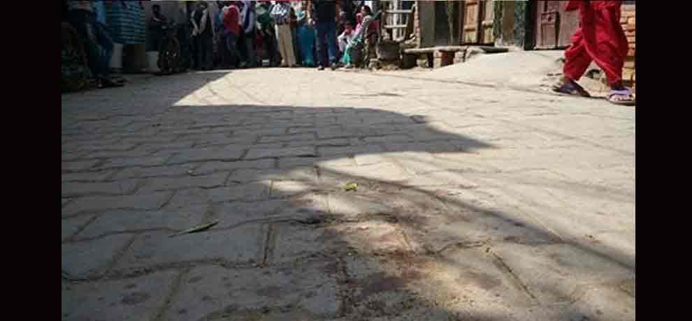 one sided lover slits woman throat with blade in ghaziabad