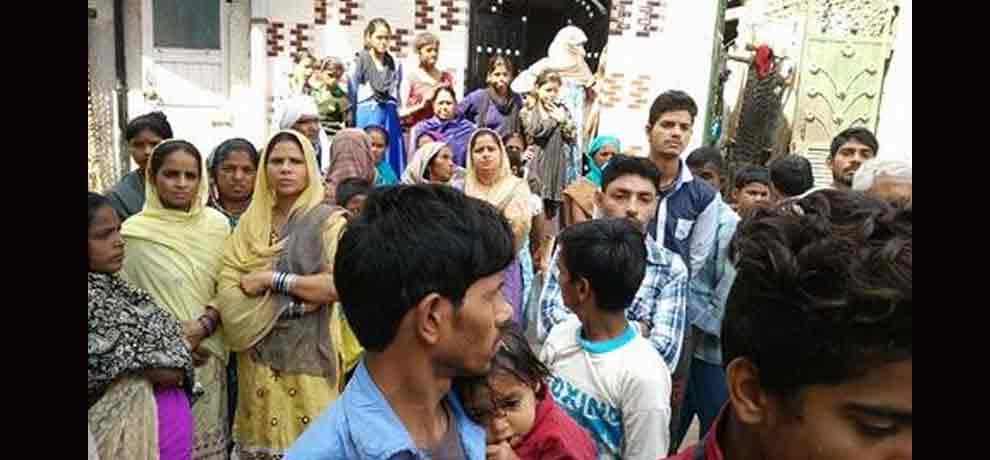 one sided lover slits woman throat with blade in ghaziabad