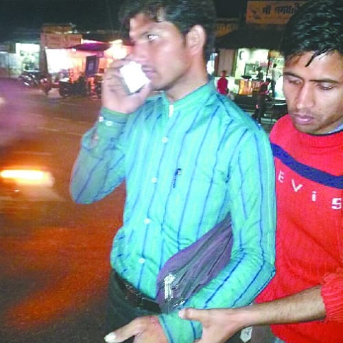 lady attacked with knife on bus conductor in lucknow