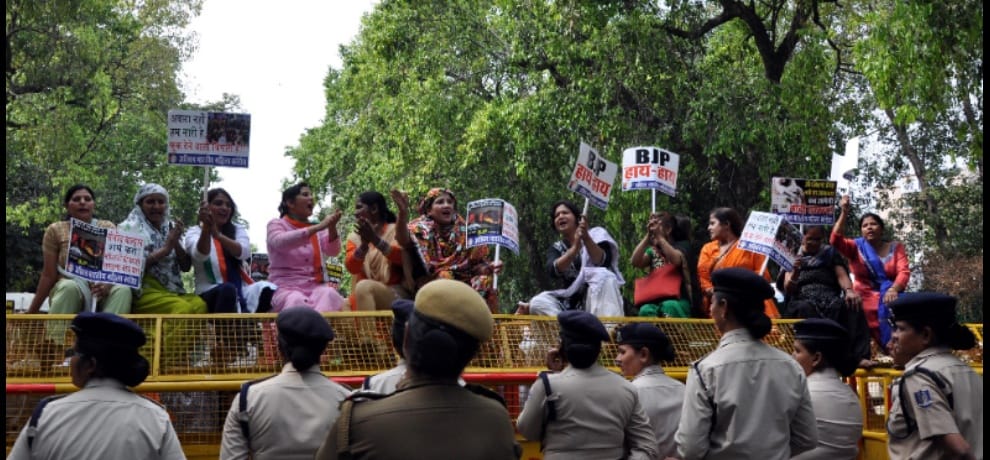Congress Mahila Morcha demonstration against Sanjeev Balyan