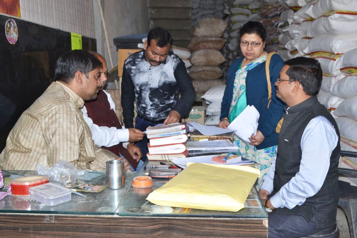 Income Tax Department officials in Gala Mandi