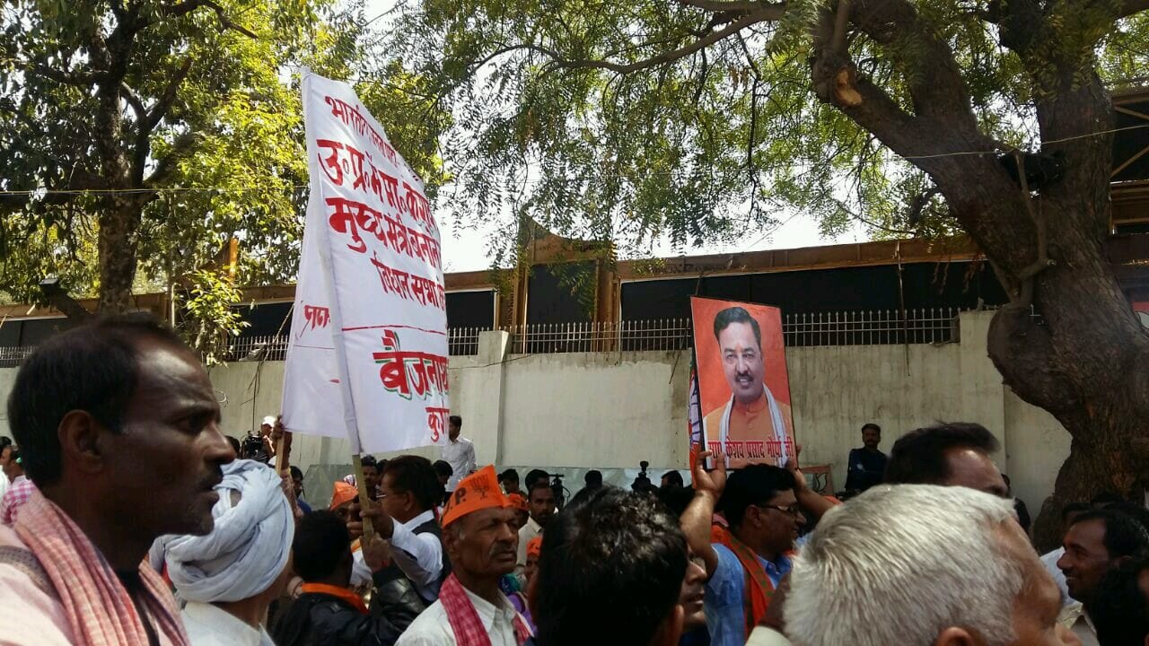  keshav maurya and yogi aditya nath supporters face to face