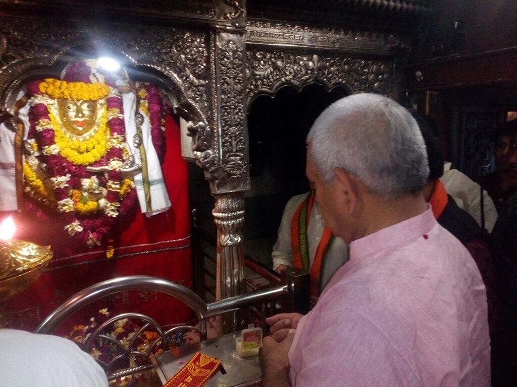  Manoj Sinha blesses Baba Viswanatha in Amrit Yoga