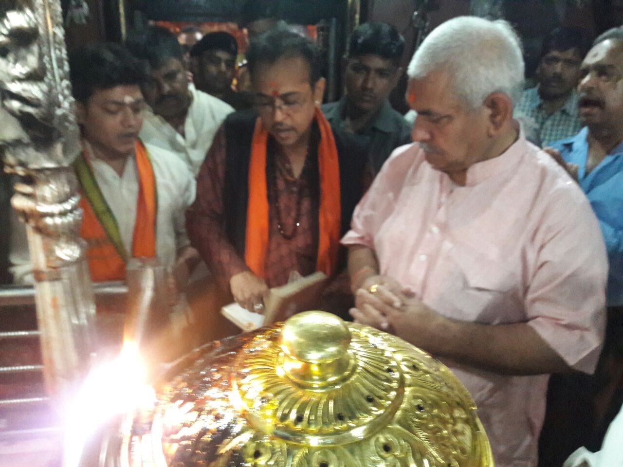  Manoj Sinha blesses Baba Viswanatha in Amrit Yoga