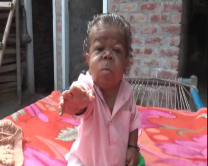 unique child of 22 years old boy named manpreet, height only 23 inch and weight only 7 kg