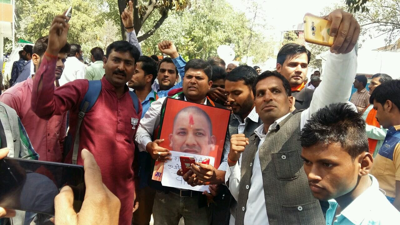  keshav maurya and yogi aditya nath supporters face to face