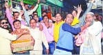 जश्न मनाते भाजपाई।