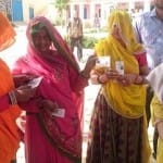 रोजदा के ग्रामीण अपने गांव में पूर्ण शराब बन्दी के लिए रविवार को मतदान कर रहे हैं