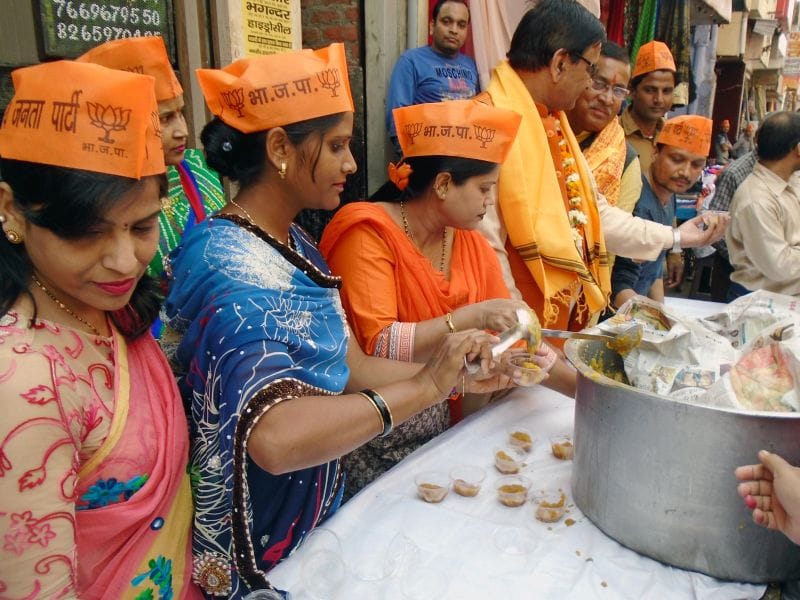yogee aadityanaath ke seeem banane par baantee kesariya khichadee