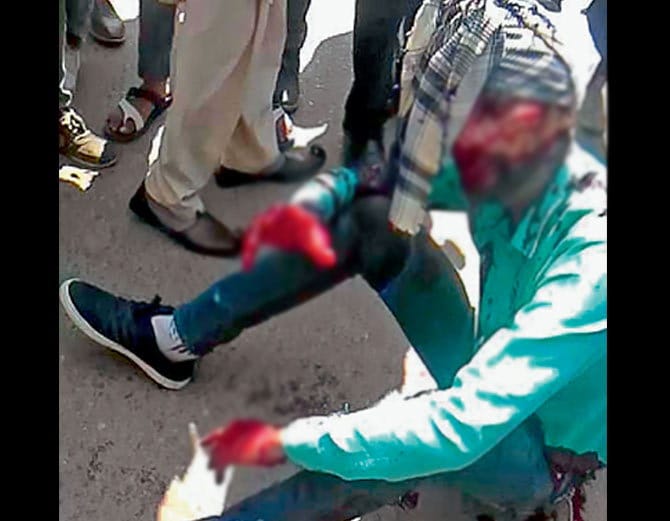 lady was shouting for help and people was busy in capturing video at ludhiana of punjab