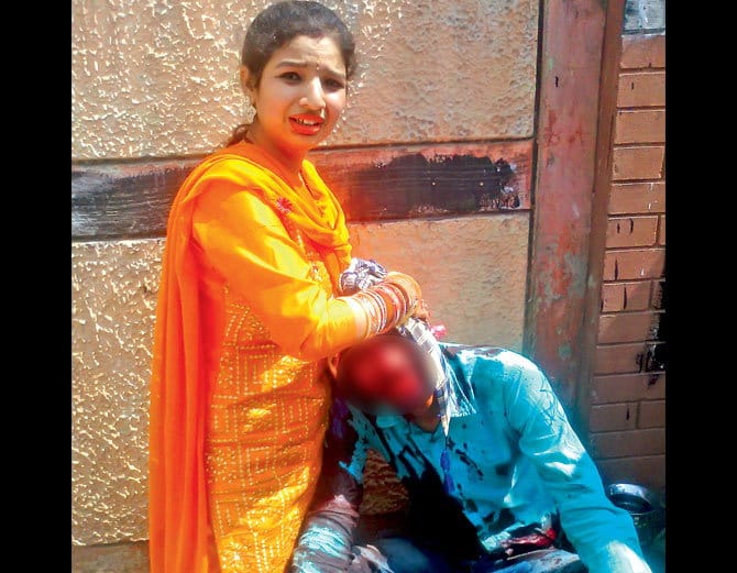 lady was shouting for help and people was busy in capturing video at ludhiana of punjab