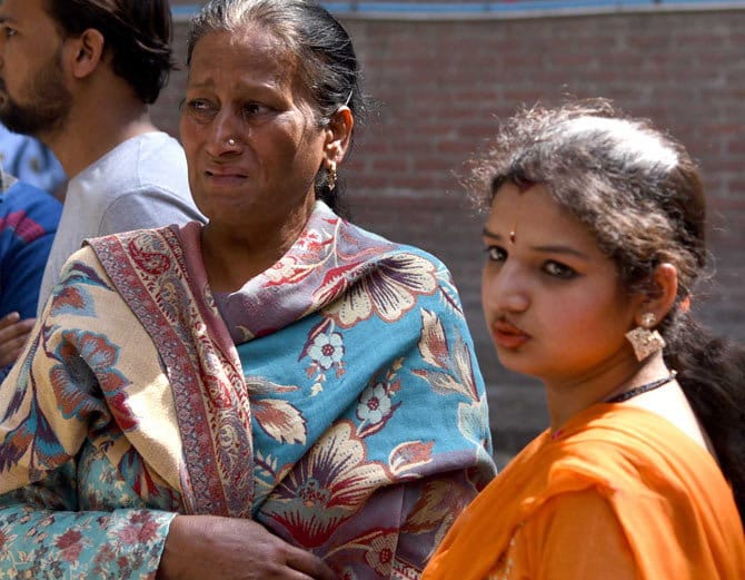 lady was shouting for help and people was busy in capturing video at ludhiana of punjab