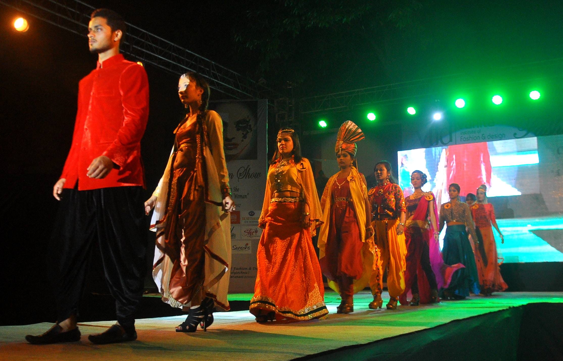 see the photos of models ramp wailk in fashion show at varanasi
