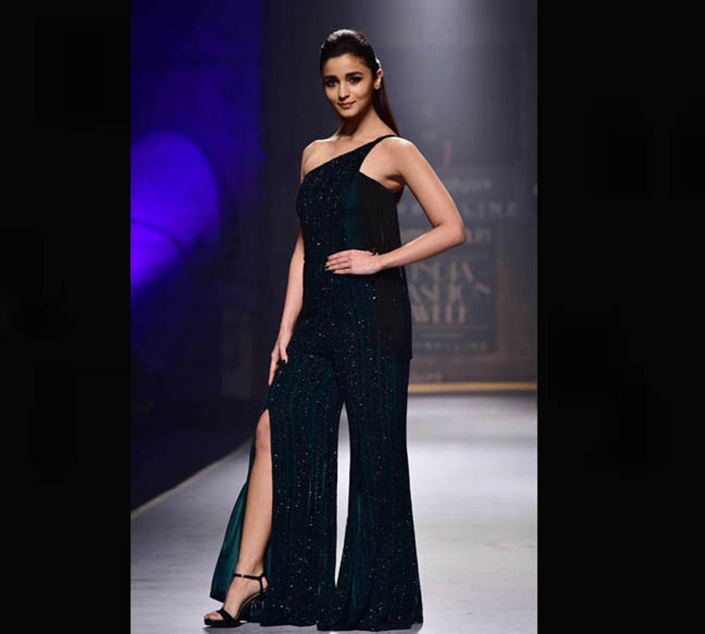 alia bhatt and vaani kapoor in amazon fashion week 2017