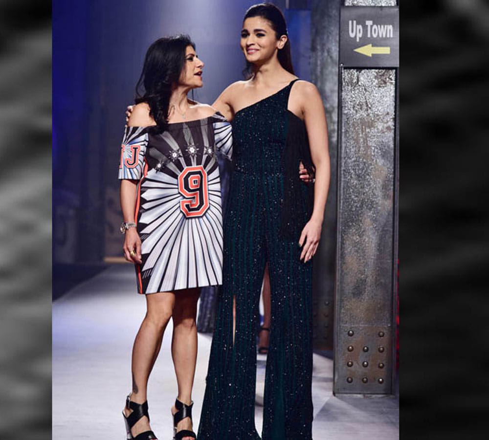 alia bhatt and vaani kapoor in amazon fashion week 2017