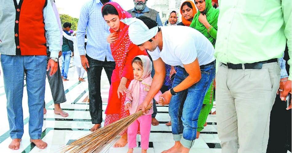 indian cricket team star opener gautam gambhir with wife and daughter at golden temple