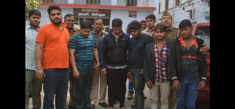 Trucks sariya, loot, with the help of police 