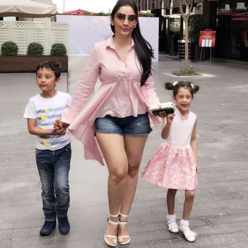 manaytta dutt spending quality time in dubai with twince