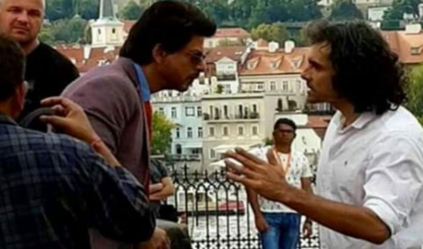 Shahrukh Khan And Imtiaz Ali Are Having Late Night Discussions On Road