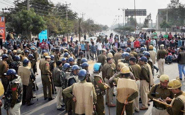 violence at fatehabad by jat agotators, police bus fired and dsp media man injured