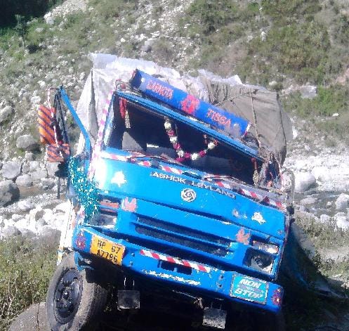 truck accident in chamba, three injured with driver
