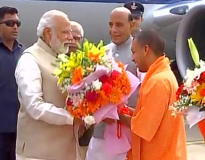 प्रधानमंत्री नरेंद्र मोदी का स्वागत करते आदित्यनाथ