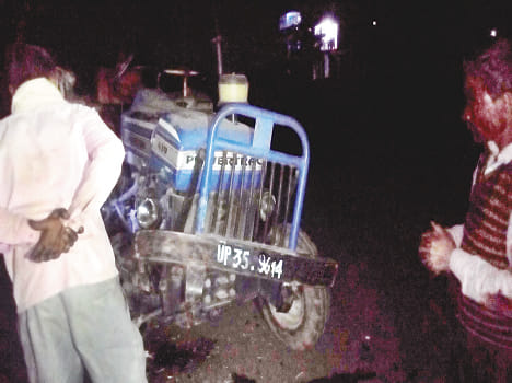 Car riders beaten farmers leaving tractor