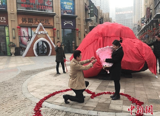 Boy propose his girlfriend by 33 tome meteorite.