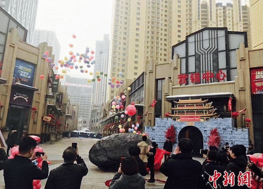 Boy propose his girlfriend by 33 tome meteorite.