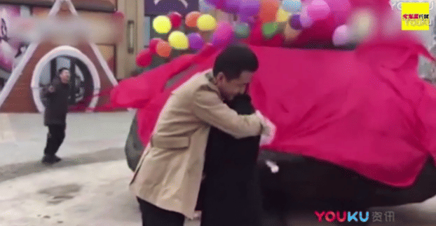 Boy propose his girlfriend by 33 tome meteorite.