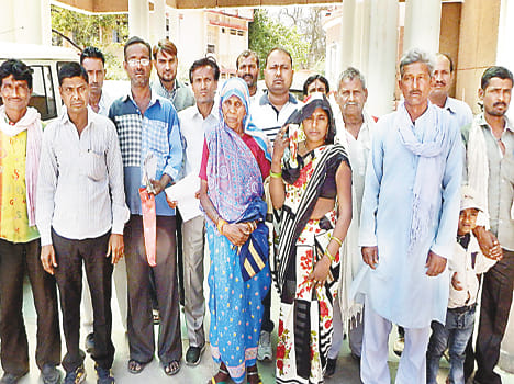 Panchayat members blew up against Pradhan