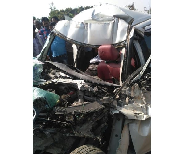 Uncontrolled tractor crushes woman, death