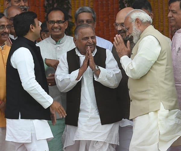 pm modi meets akhilesh and mulayam after swearing-in ceremony