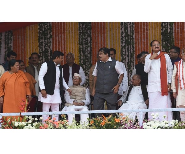 pm modi meets akhilesh and mulayam after swearing-in ceremony