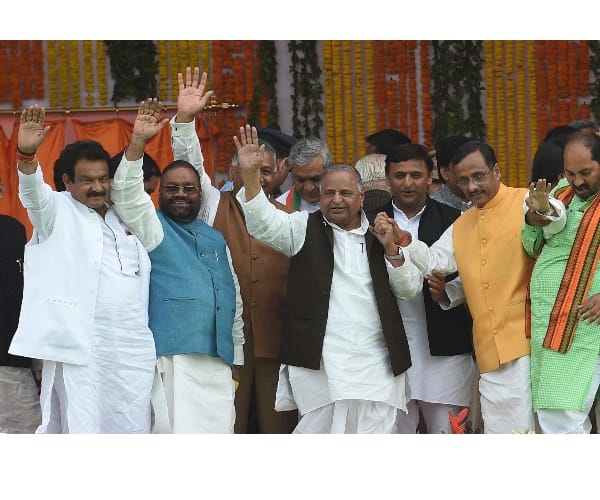 pm modi meets akhilesh and mulayam after swearing-in ceremony
