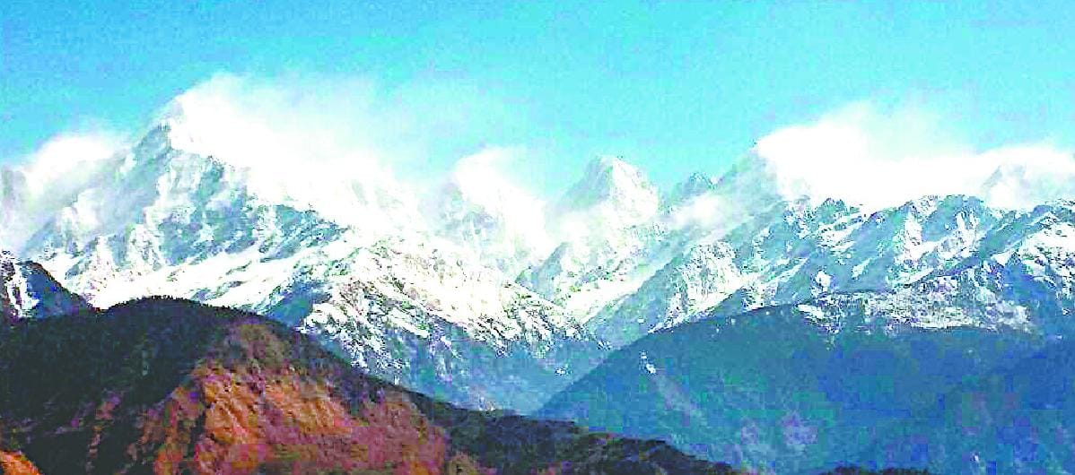 Snow storms in the high Himalayas