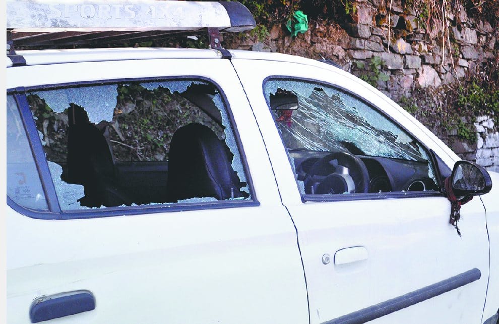 Some Person Broke Mirrors of Vehlicles at Shimla city.