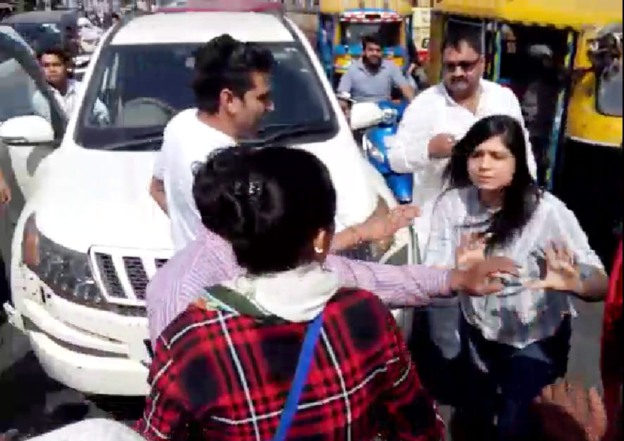 RoadRage Two lady in the highway, fighting  jam jam