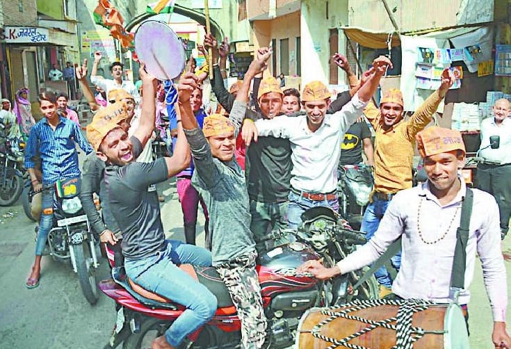 Mahant takes oath, supporters set gulal